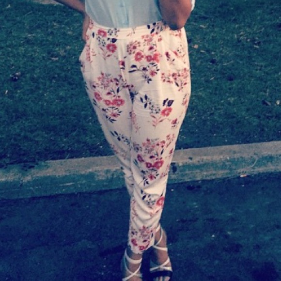 ✨Sale✨Cream floral forever 21 pants