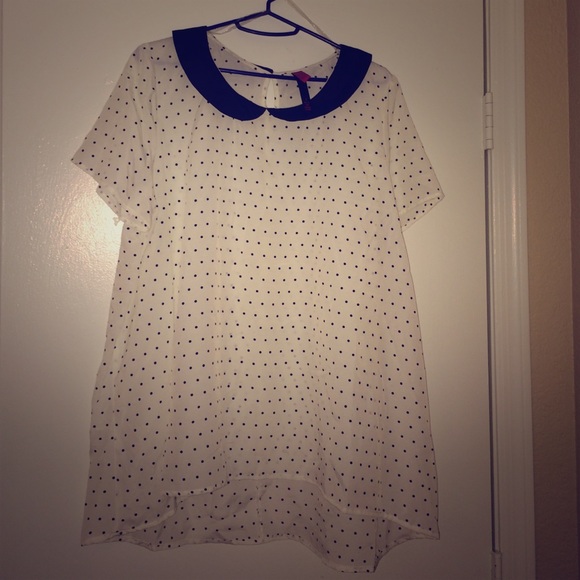 1X short sleeve top w black color and polka dots