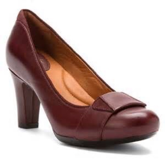 Women's Burgundy Leather Clarks Shoes (size 9.5)