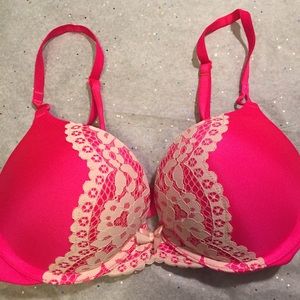 ! Victoria secret miraculous plunge bra!