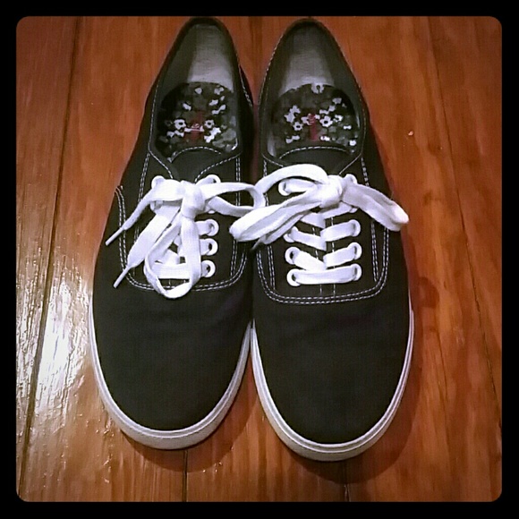 ❌SOLD❌ Super cute sneakers!! - Picture 1 of 3