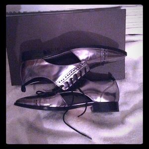 DISPLAY Elie Tahari Oakley Silver Open Oxford 6.5M