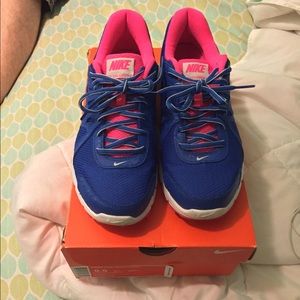 Nike woman  revolution 2