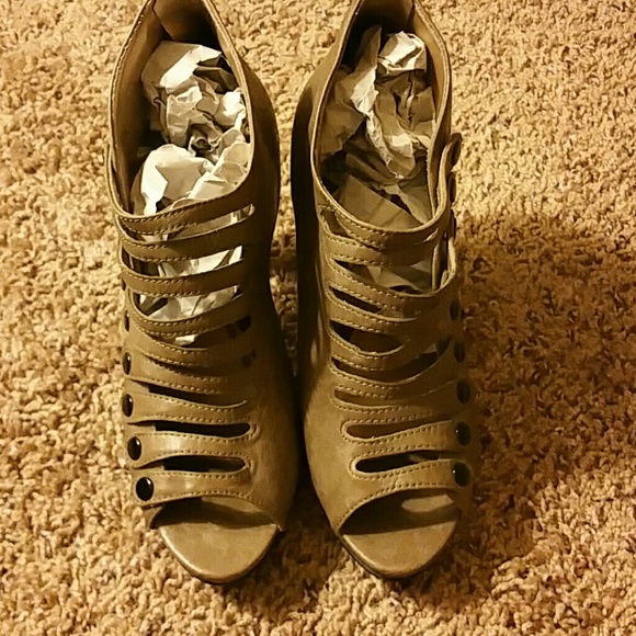 Button strap heels - Picture 2 of 4