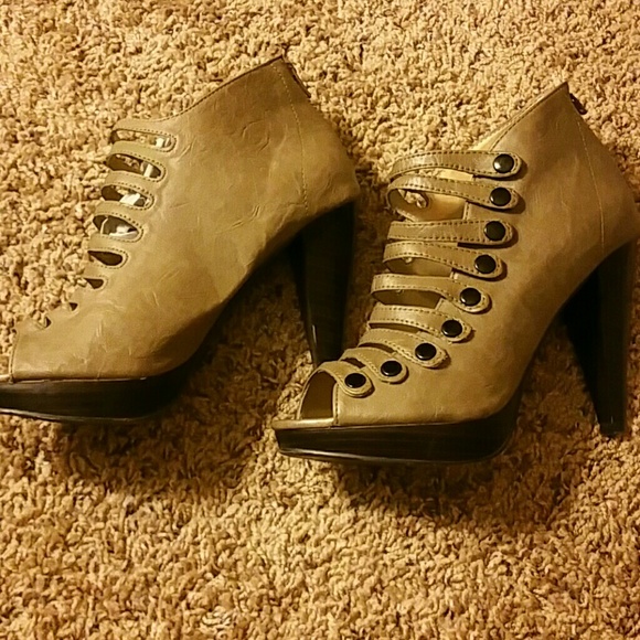 Button strap heels - Picture 3 of 4
