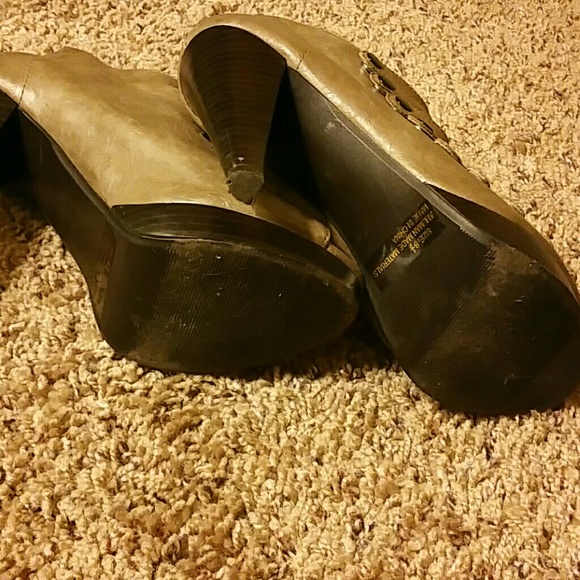 Button strap heels - Picture 4 of 4