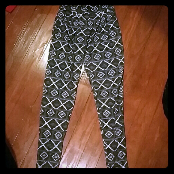 ❌SOLD❌ Aztec leggings with pockets