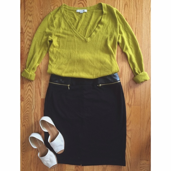 Jennifer Lopez Dresses & Skirts - JLo Faux Leather Pencil skirt✨