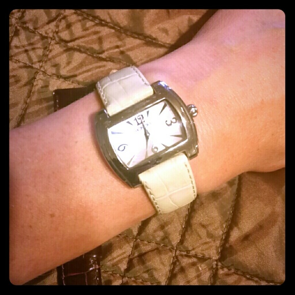 Lds Honora Watch with 2 bands!