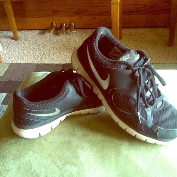 Black nike shoes