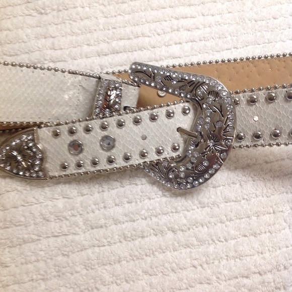 WHITE STUDDED/BLINGY BELT SZ M