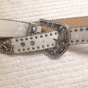 WHITE STUDDED/BLINGY BELT SZ M