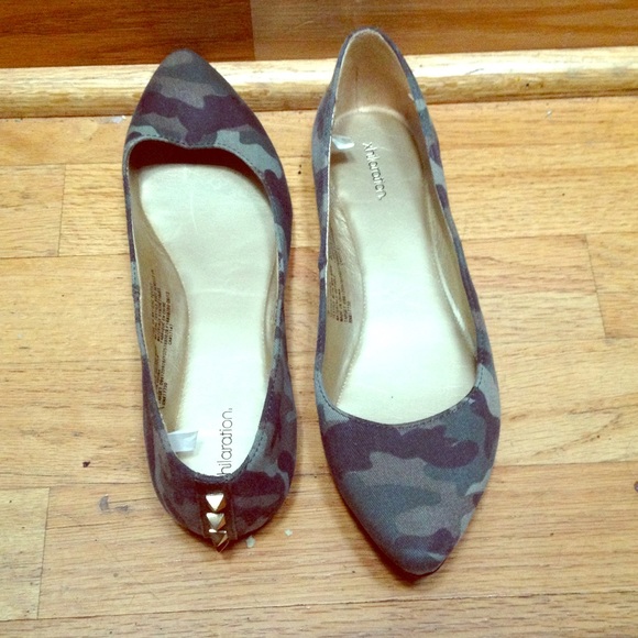 Camouflage size 9 flats with golden spikes on heel