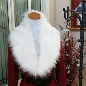 White fur collar
