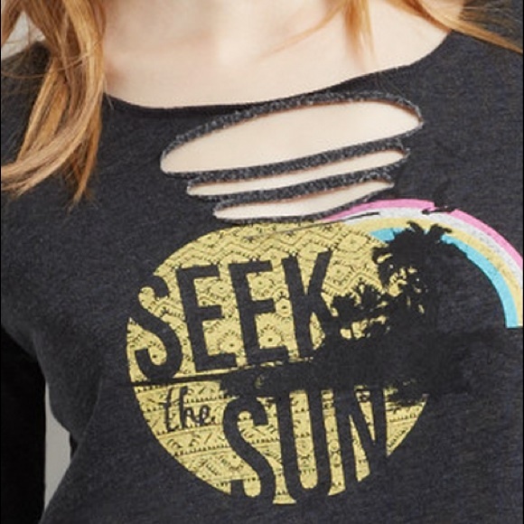 Chic Aeropostale cut Sweatshirt. - Picture 2 of 6