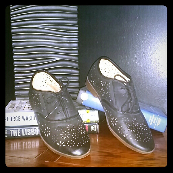 20% off Today Black Open-Hole Pattern Shoes