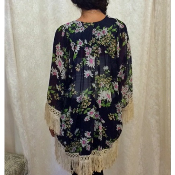 Floral/fringe kimono - Picture 3 of 3