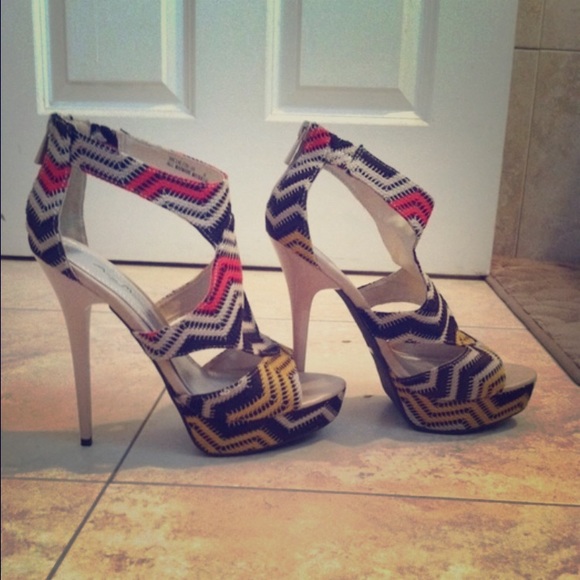 NEW Sexy Aztec Print Heels