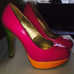 Colorful Guess pumps!