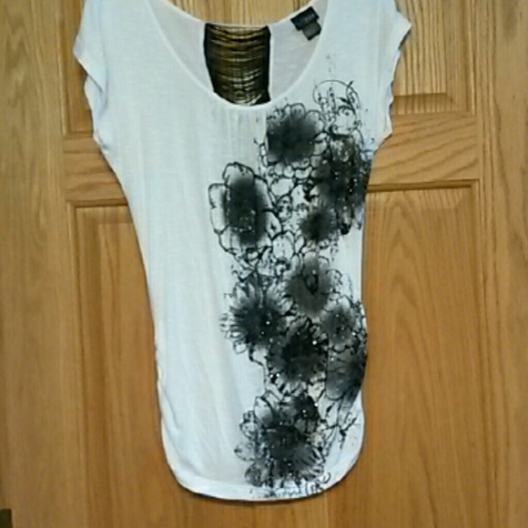 Short sleeve white tshirt with black flowers