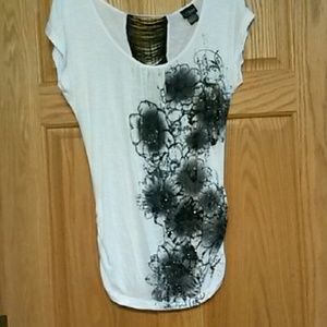 Short sleeve white tshirt with black flowers