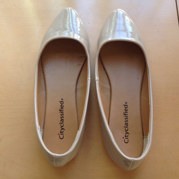 Patent leather nude flats