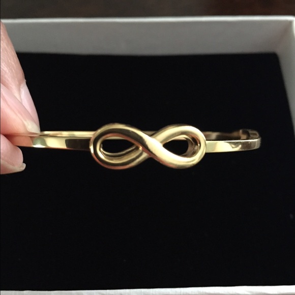 Beautiful gold-tone eternity bracelet
