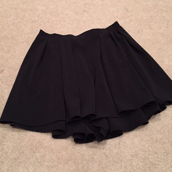 Mimi Chica Dresses & Skirts - Black flowy shorts