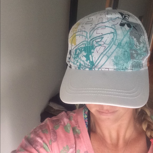 White Roxy Hat - Picture 2 of 3