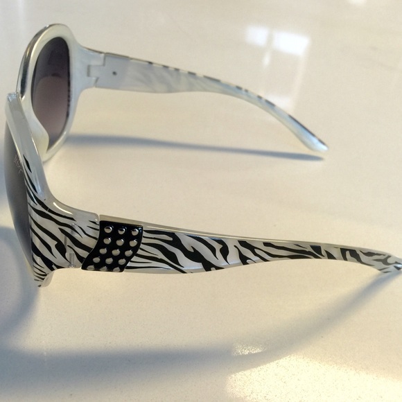 ❤️Bundled❤️Betsey Johnson Sunglasses - Picture 2 of 3