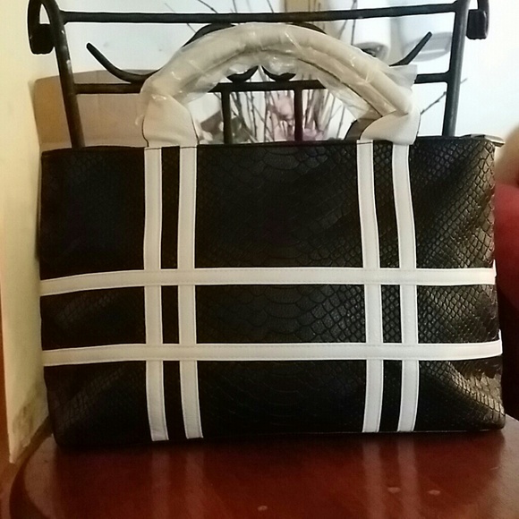 NWOT Faux Black Alligator Handbag - Picture 2 of 4
