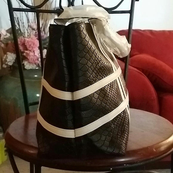 NWOT Faux Black Alligator Handbag - Picture 3 of 4