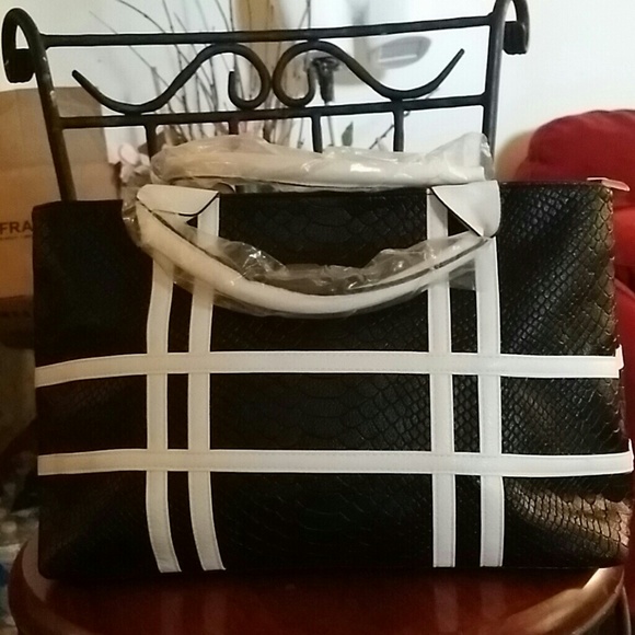 NWOT Faux Black Alligator Handbag - Picture 4 of 4