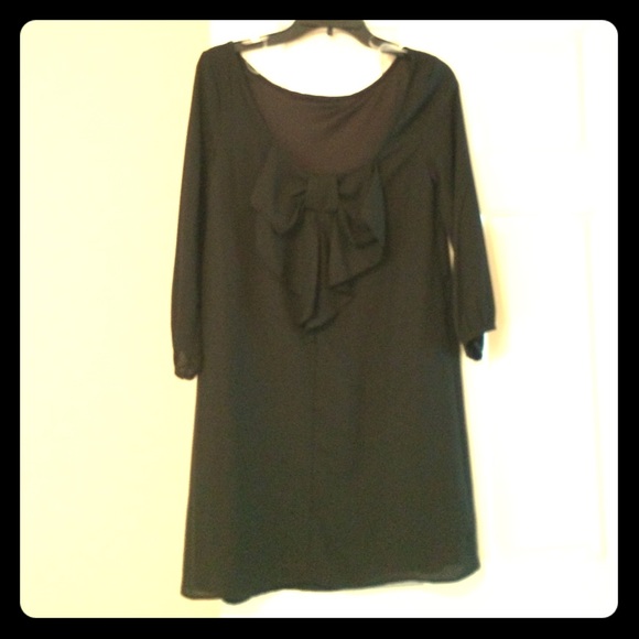 Adorable back bow black dress
