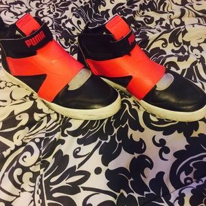 Men's Pumas size 9.5