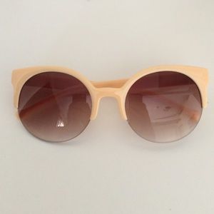 Cute cat eye sunglasses ! 😍