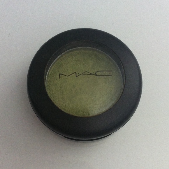 MAC " Juxt Satin" Eyeshadow