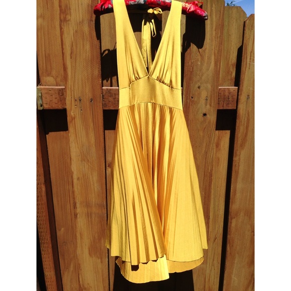 Gold Marilyn Monroe style halter dress - M