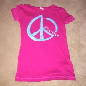 pink Hollister graphic tee