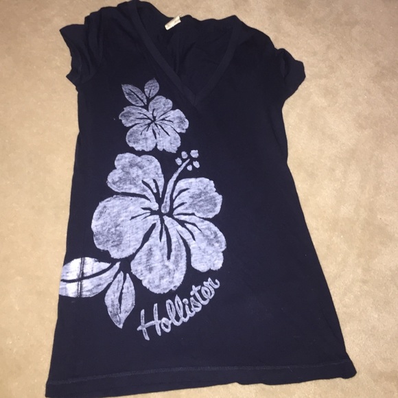 Hollister Graphic tee vneck
