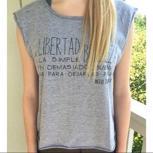 Sleeveless top with quote in spanish.