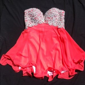 Stunning salmon/pink prom dress