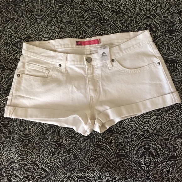 White Levi's shorts