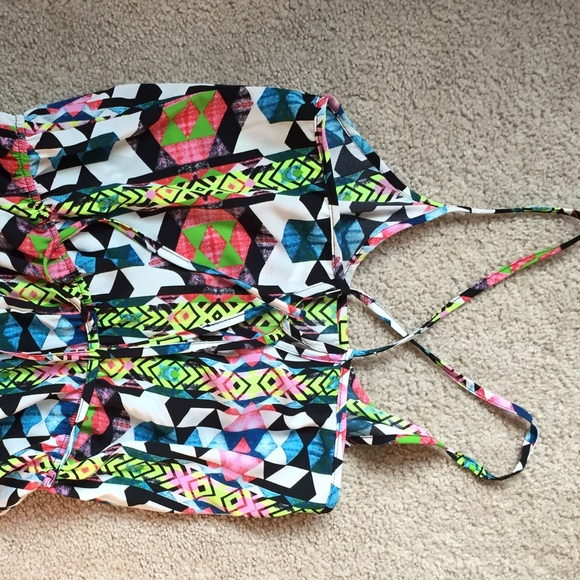 Cute new romper, never worn. - Picture 2 of 2