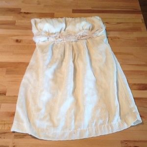 White, strapless dress with flowers