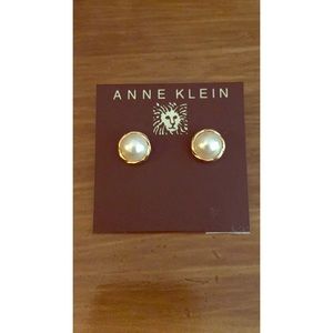 Stud faux pearl earrings