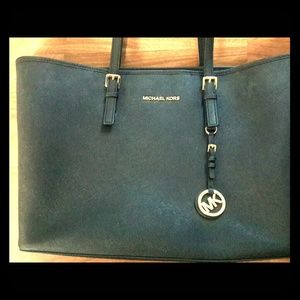 Michael kors purse, very roomy bag, many pockets