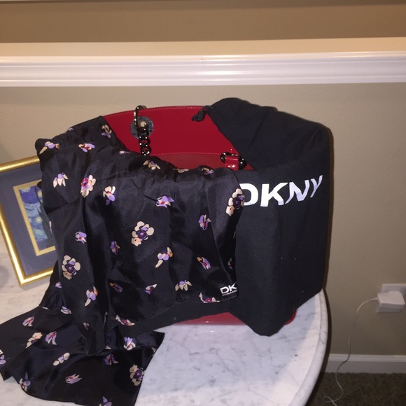 ⚡️⚡️FLASH SALE ⚡️⚡️DKNY bucket handbag
