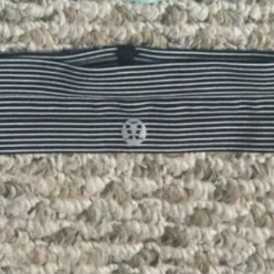 Black and white lululemon head band for Lydia