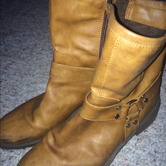 Beautiful boots. Never worn. Make an offer!